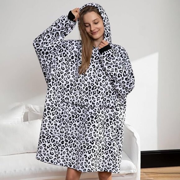 NWT Oversized Wearable Blanket Hoodie - Picture 3 of 6